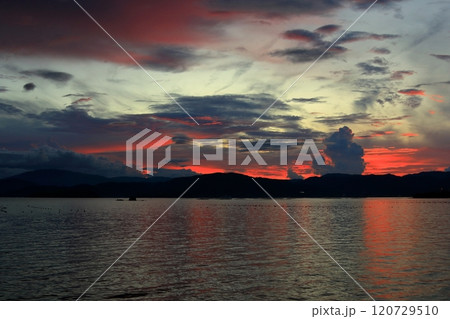 瀬戸の夕暮れ 120729510