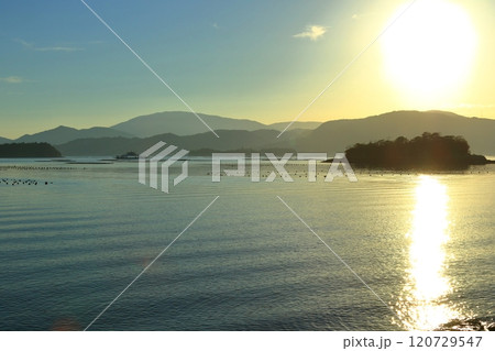 穏やかな瀬戸内海をゆっくり走るフェリー 120729547