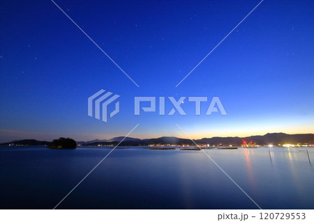 静寂感漂う黄昏時の瀬戸内風景 静寂感漂う黄昏時の瀬戸内風景 120729553