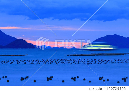 ブルーアワーの瀬戸内海を走るフェリー 120729563