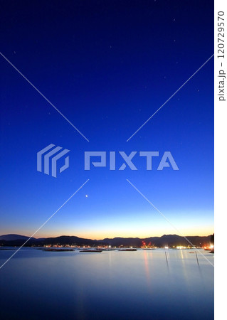 グラデーションが美しい 黄昏時の瀬戸内風景 120729570