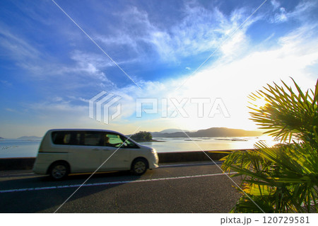清々しい空の下 海沿いを走行する自動車 120729581