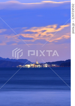 黄昏時の瀬戸内海に浮かぶ 広島の軍艦島 黄昏時の瀬戸内海に浮かぶ 広島の軍艦島 120729592