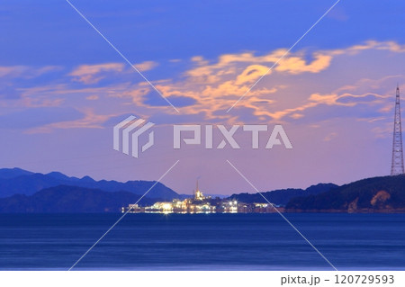 黄昏時の瀬戸内海に浮かぶ 広島の軍艦島 黄昏時の瀬戸内海に浮かぶ 広島の軍艦島 120729593