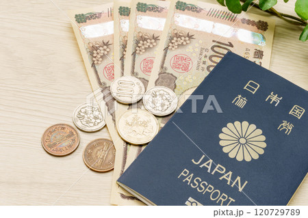 日本のパスポートとお金 120729789