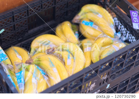 敷き詰められた八百屋の大量バナナ 120730290