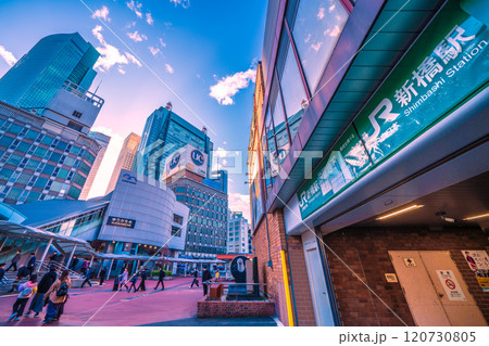 日本の東京都市景観 早朝。新橋駅やゆりかもめの新橋駅、汐留のビル群などを望む＝9日、8時過ぎ 120730805