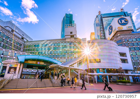 日本の東京都市景観 早の陽光。脱コロナ、ゆりかもめの新橋駅、汐留のビル群などを望む…希望の光=9日 日本の東京都市景観 早の陽光。脱コロナ、ゆりかもめの新橋駅、汐留のビル群などを望む…希望の光=9日 120730957