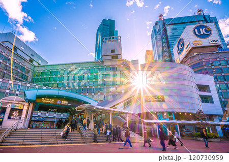 日本の東京都市景観 早の陽光。脱コロナ、ゆりかもめの新橋駅、汐留のビル群などを望む…希望の光=9日 日本の東京都市景観 早の陽光。脱コロナ、ゆりかもめの新橋駅、汐留のビル群などを望む…希望の光=9日 120730959