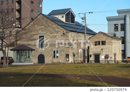 小樽　出抜小路の歴史的建造物（旧嶋谷倉庫と旧高橋倉庫） 120730974