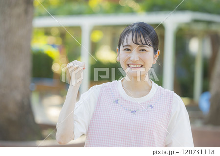 介護福祉士の若い女性 120731118