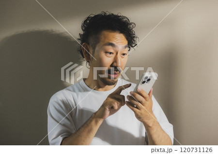 スマホを操作する男性 120731126