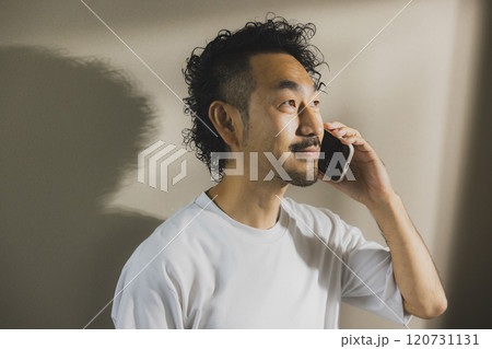 スマホを操作する男性 スマホを操作する男性 120731131