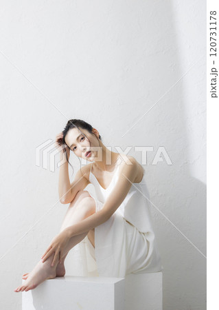 若い女性のボディケア 若い女性のボディケア 120731178