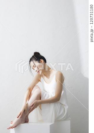 若い女性のボディケア 120731180