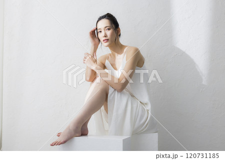 若い女性のボディケア 120731185