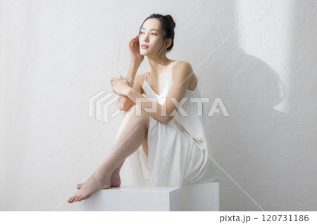 若い女性のボディケア 若い女性のボディケア 120731186