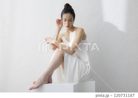 若い女性のボディケア 若い女性のボディケア 120731187