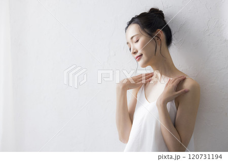 若い女性のボディケア　 120731194