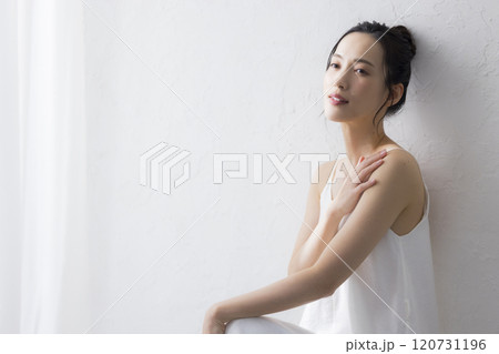 若い女性のボディケア 若い女性のボディケア 120731196