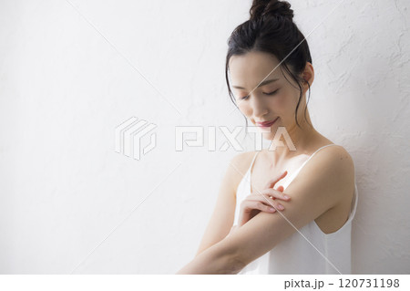 若い女性のボディケア 若い女性のボディケア 120731198