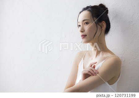 若い女性のボディケア　 120731199