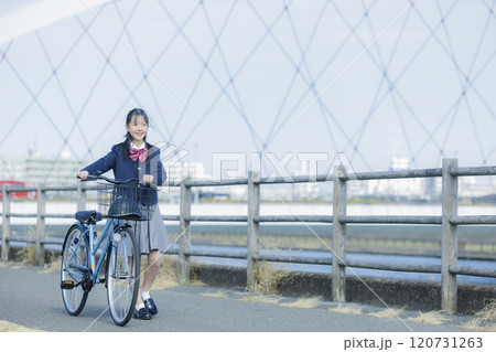河川敷で自転車に乗る女子高生 河川敷で自転車に乗る女子高生 120731263