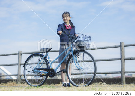 河川敷で自転車に乗る女子高生 120731265