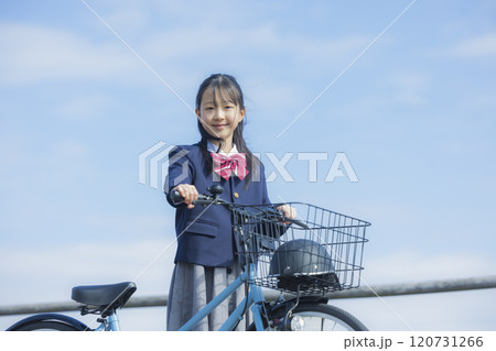 河川敷で自転車に乗る女子高生 120731266