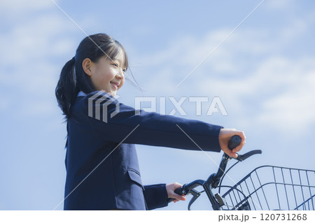 河川敷で自転車に乗る女子高生 120731268