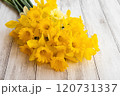 黄色い水仙の花束 120731337