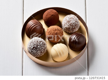 色々な種類のチョコレートトリュフ 120731415