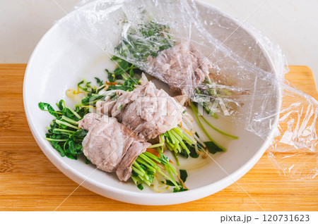 レンチンした豆苗の豚肉巻き 120731623