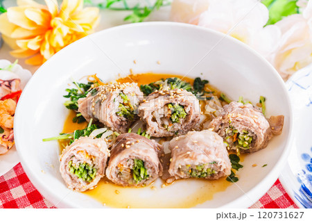 ポン酢をかけた豆苗の豚肉巻き ポン酢をかけた豆苗の豚肉巻き 120731627