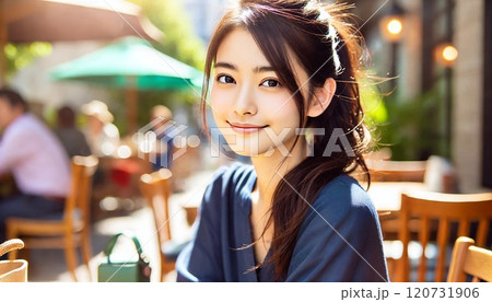 オープンカフェでデートをする若い女性 オープンカフェでデートをする若い女性 120731906