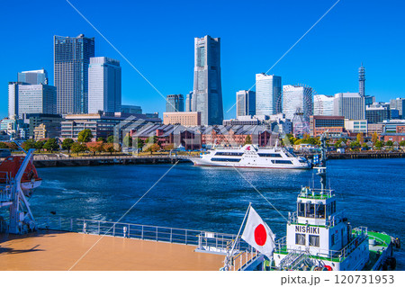 日本の横浜都市景観 みなとみらいを望む。手前は大さん橋に接岸した航海練習船・大成丸…=11月28日 日本の横浜都市景観 みなとみらいを望む。手前は大さん橋に接岸した航海練習船・大成丸…=11月28日 120731953