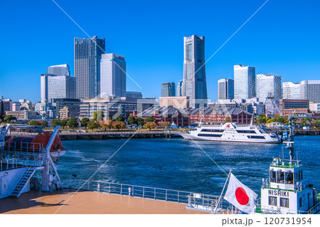 日本の横浜都市景観　みなとみらいを望む。手前は大さん橋に接岸した航海練習船・大成丸…＝11月28日 120731954