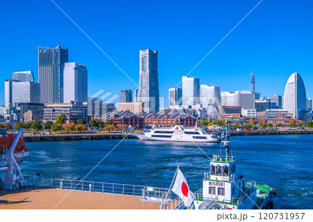 日本の横浜都市景観 みなとみらいを望む。手前は大さん橋に接岸した航海練習船・大成丸…=11月28日 日本の横浜都市景観 みなとみらいを望む。手前は大さん橋に接岸した航海練習船・大成丸…=11月28日 120731957