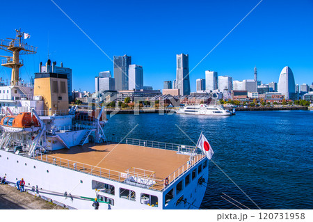 日本の横浜都市景観 みなとみらいを望む。手前は大さん橋に接岸した航海練習船・大成丸…=11月28日 日本の横浜都市景観 みなとみらいを望む。手前は大さん橋に接岸した航海練習船・大成丸…=11月28日 120731958