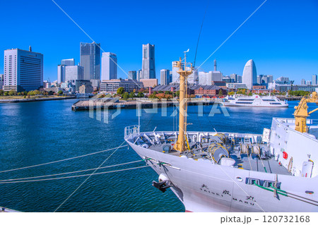 日本の横浜都市景観　みなとみらいを望む。手前は大さん橋に接岸した航海練習船・大成丸…＝11月28日 120732168