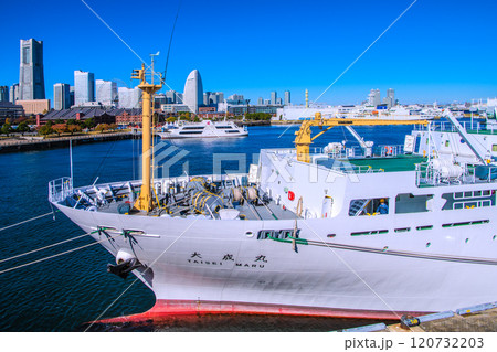 日本の横浜都市景観　みなとみらいを望む。手前は大さん橋に接岸した航海練習船・大成丸…＝11月28日 120732203