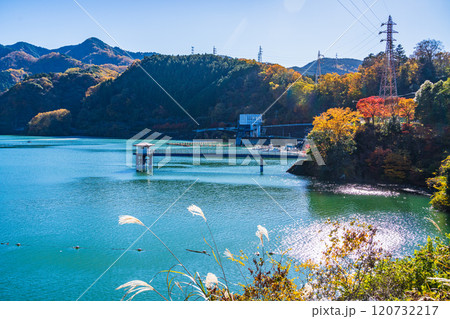 【神奈川県】紅葉が美しい丹沢湖・三保ダム測水塔 120732217