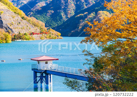 【神奈川県】紅葉が美しい丹沢湖・三保ダム測水塔 120732222
