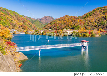 【神奈川県】紅葉が美しい丹沢湖・三保ダム測水塔 120732223