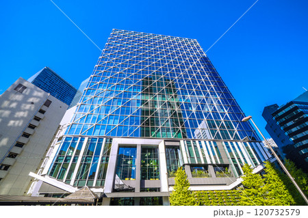 日本の東京都市景観　渋谷アクシュなどを望む、窓ガラスに渋谷クロスタワーが映る＝25日 120732579