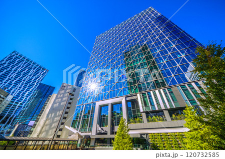 日本の東京都市景観　渋谷アクシュなどを望む、窓ガラスに渋谷クロスタワーが映る＝25日 120732585