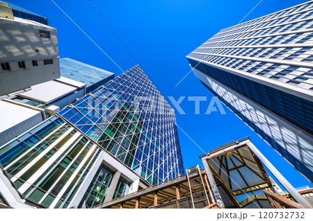 日本の東京都市景観　渋谷アクシュなどを望む、窓ガラスに渋谷クロスタワーが映る＝25日 120732732