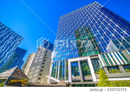 日本の東京都市景観　渋谷アクシュなどを望む、窓ガラスに渋谷クロスタワーが映る＝25日 120732735