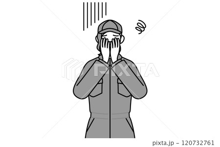 落ち込んで顔を覆うつなぎ姿の女性整備士 120732761