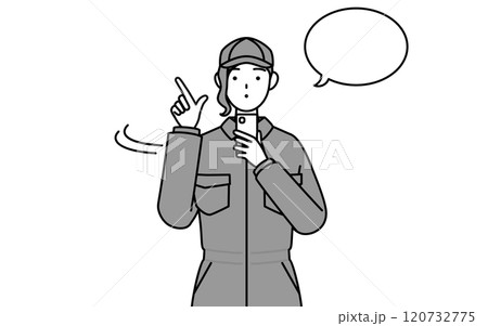 スマホを操作するつなぎ姿の女性整備士 スマホを操作するつなぎ姿の女性整備士 120732775